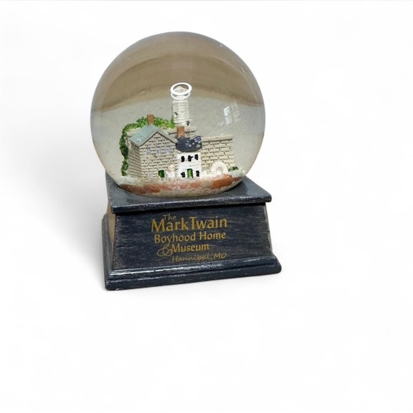 Mark Twain Boyhood Home Snow Globe - Picture 1 of 4
